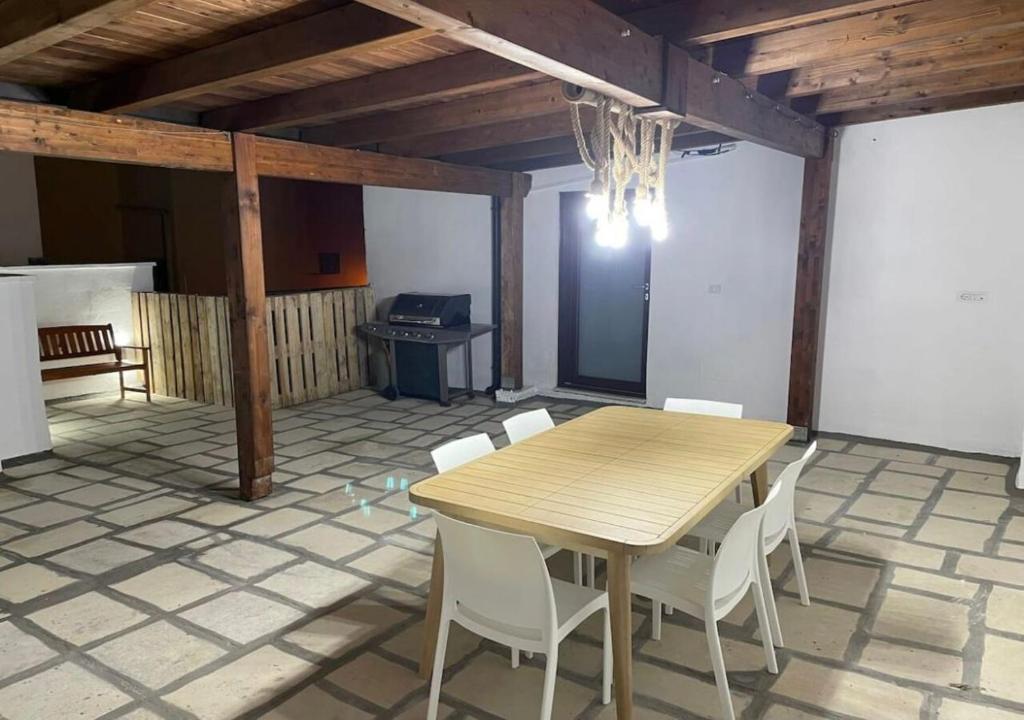 A kitchen or kitchenette at CASA VACANZE VIA CASALE