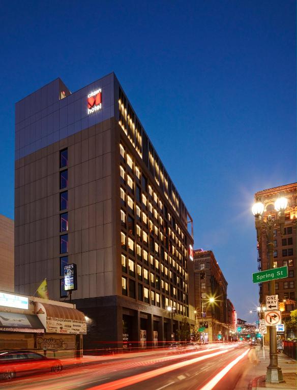 ein hohes Gebäude auf einer Stadtstraße bei Nacht in der Unterkunft citizenM Los Angeles Downtown in Los Angeles