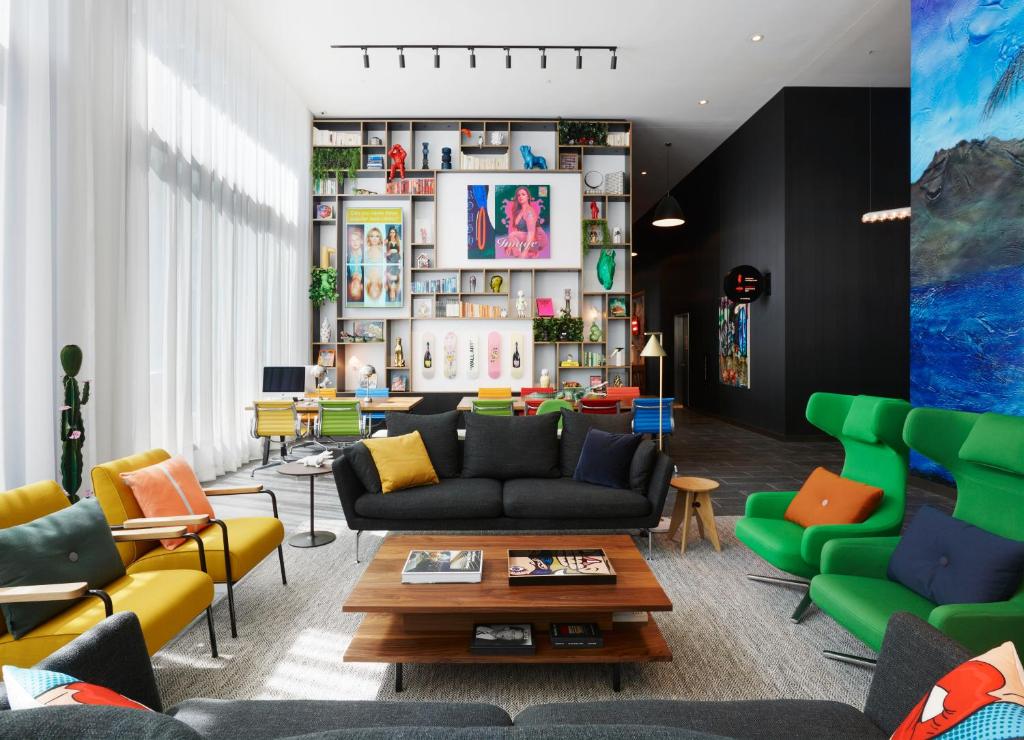 uma sala de estar com sofás e cadeiras em citizenM Los Angeles Downtown em Los Angeles