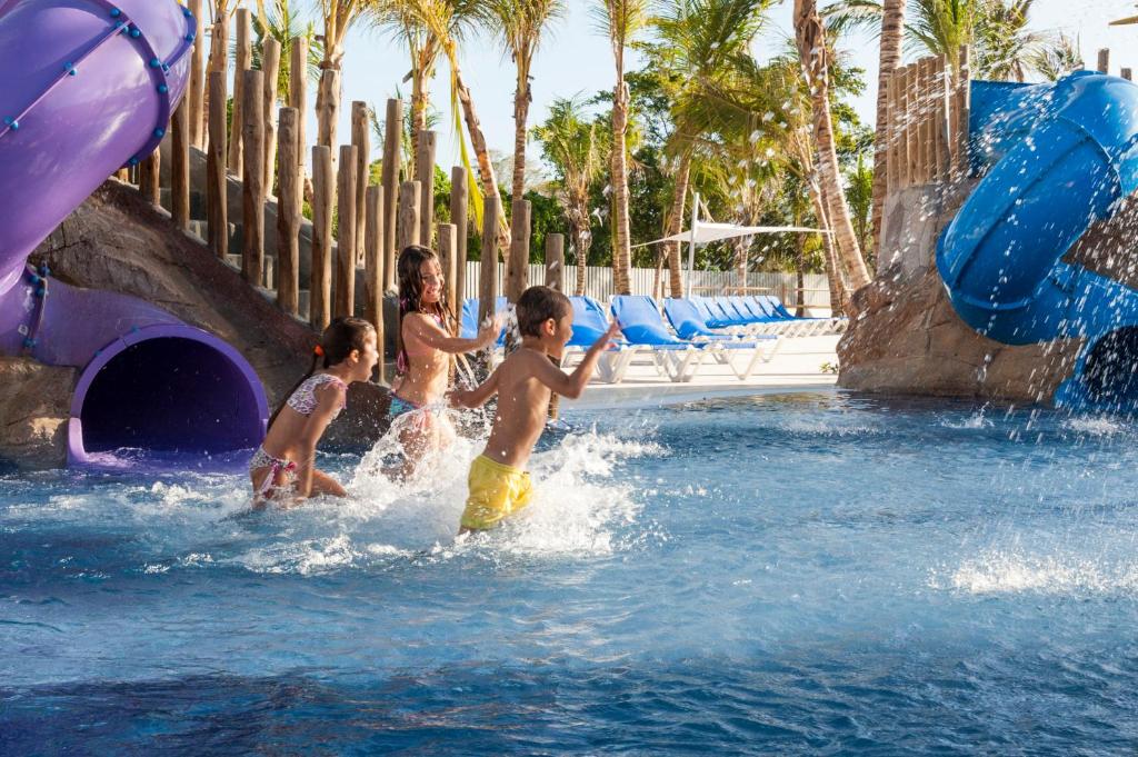 Bazén v ubytování Royalton Splash Punta Cana, An Autograph Collection All-Inclusive Resort & Casino nebo v jeho okolí