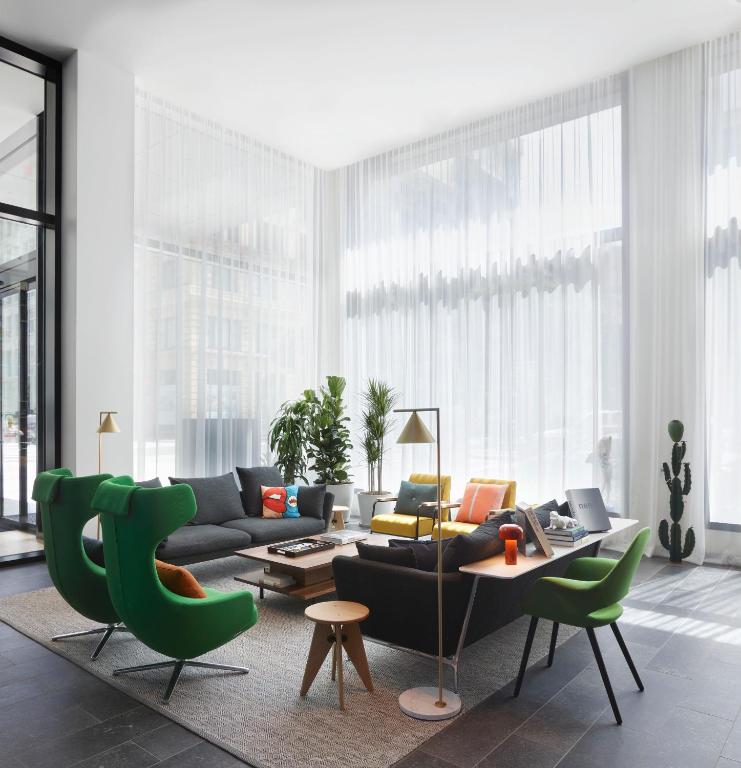 Ein Sitzbereich in der Unterkunft citizenM Los Angeles Downtown