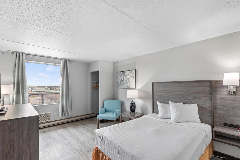 Postel nebo postele na pokoji v ubytování Emerald Hotel & Suites Calgary Airport