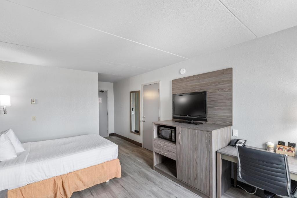 Postel nebo postele na pokoji v ubytování Emerald Hotel & Suites Calgary Airport