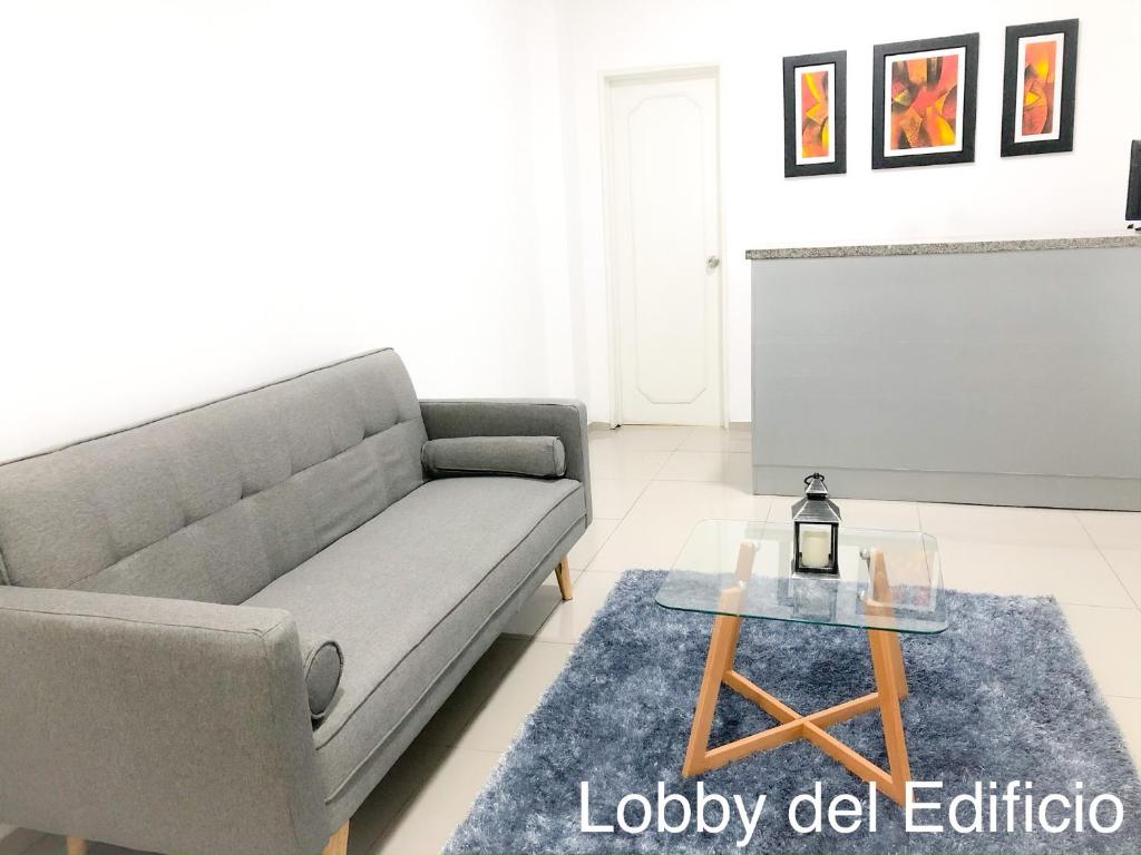 sala de estar con sofá y mesa en Departamento Miraflores, en Lima