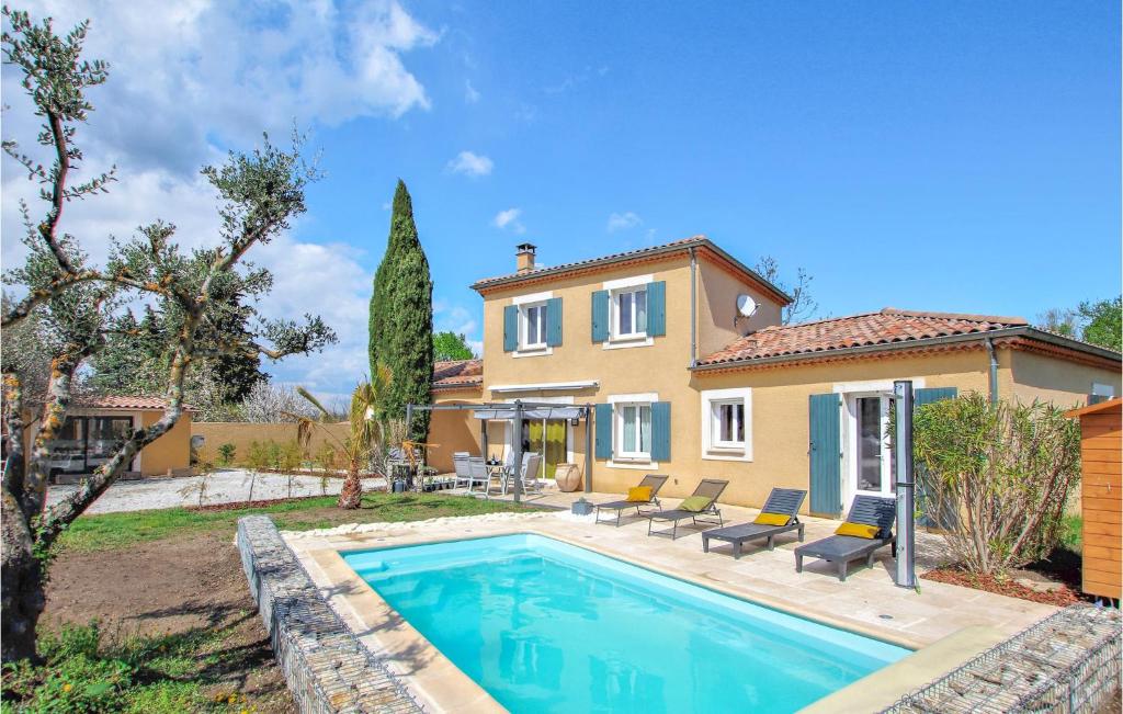 uma villa com piscina em frente a uma casa em Nice Home In Espeluche With Kitchen em Espeluche