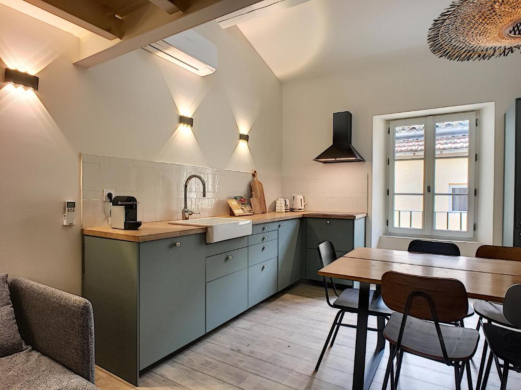Kuchyň nebo kuchyňský kout v ubytování Maison Luxe 4 chambres - Patio - Climatisation - 10 minutes à pied du Pont d'Avignon