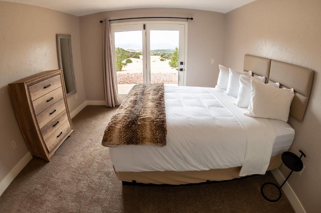 Postel nebo postele na pokoji v ubytování Royal Gorge Cabins