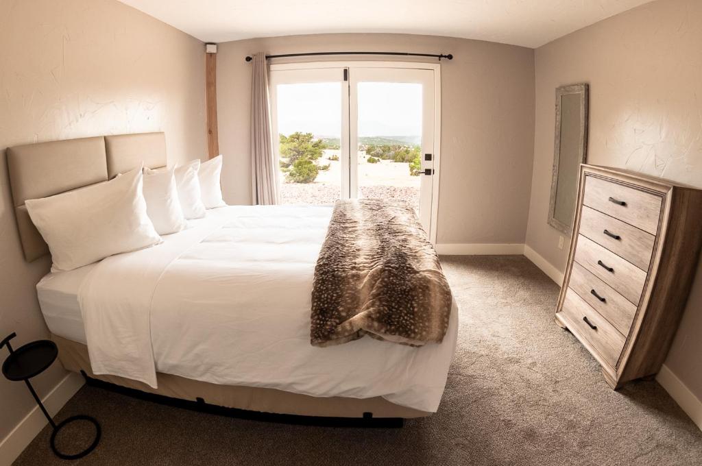 Postel nebo postele na pokoji v ubytování Royal Gorge Cabins
