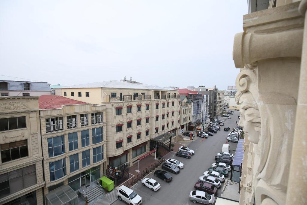 Otelden çekilmiş Bakü şehrinin genel bir manzarası veya şehir manzarası