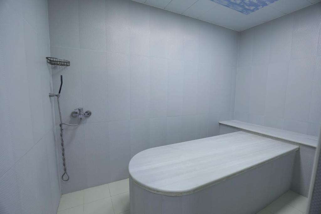 Alis Hotel tesisinde bir banyo
