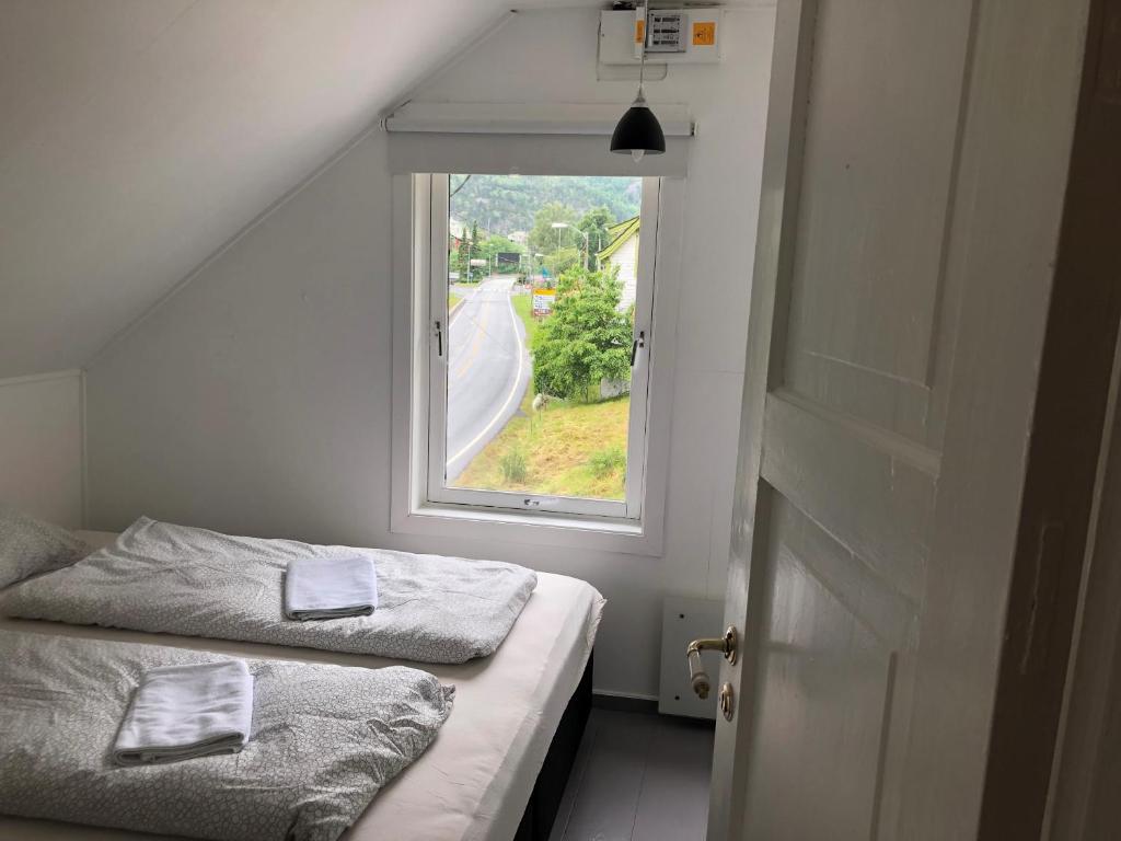 una piccola camera da letto con un letto e una finestra di Vasstun Panorama a Odda