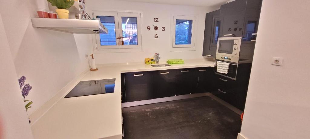 Kuchyň nebo kuchyňský kout v ubytování Sunset View Apartament