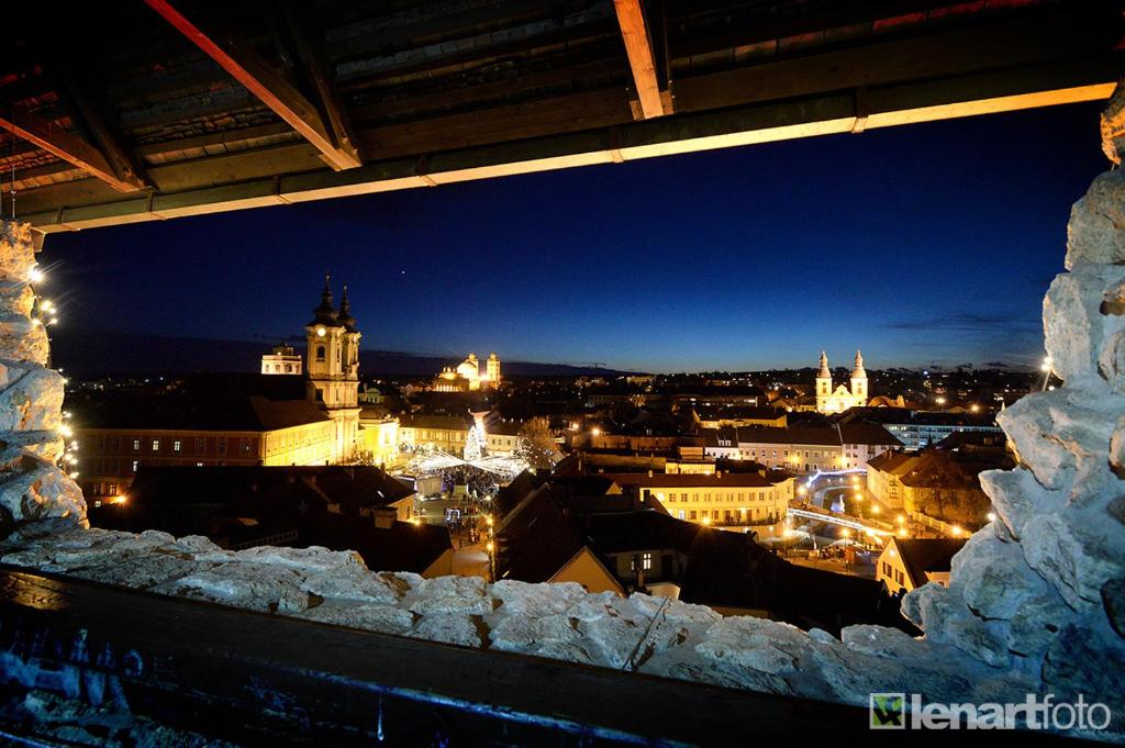 Nespecifikovaný výhled na destinaci Eger nebo výhled na město při pohledu z apartmánu