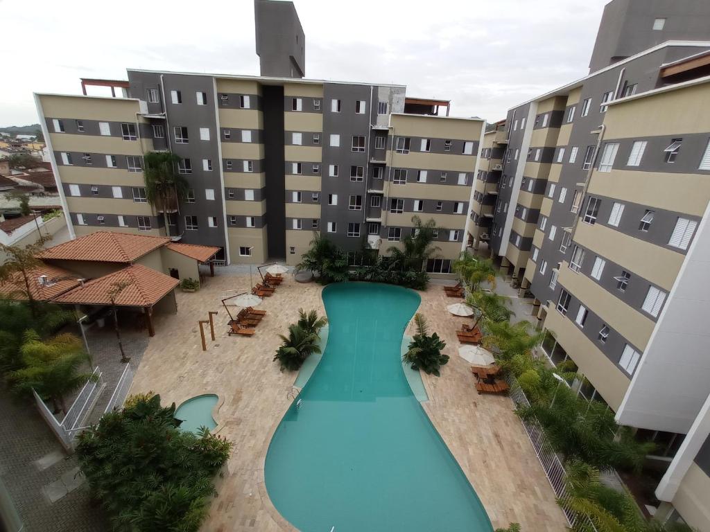 Luftblick auf einen Pool in einem Gebäude in der Unterkunft Home Resort - Apto JPII48B Ubatuba in Ubatuba