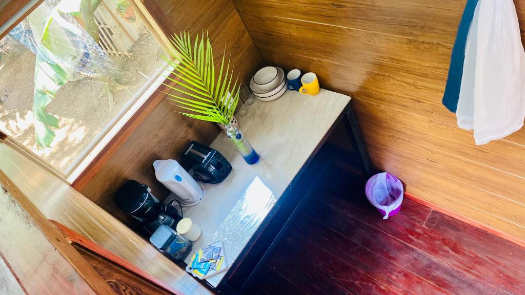 Příslušenství pro přípravu čaje a kávy v ubytování Guest House Pura Vida