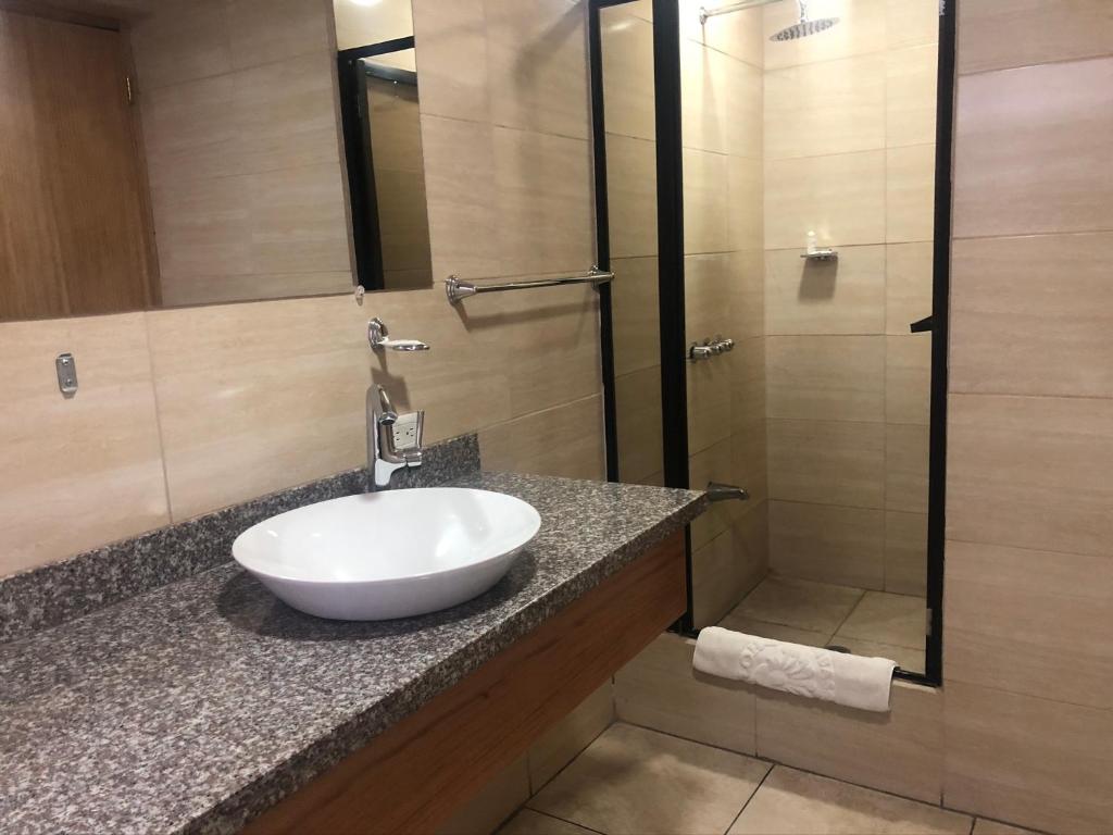 Koupelna v ubytování Hotel Ambassador
