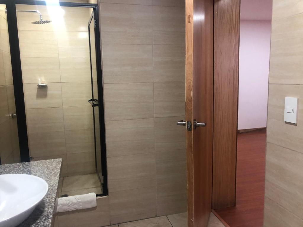 Koupelna v ubytování Hotel Ambassador
