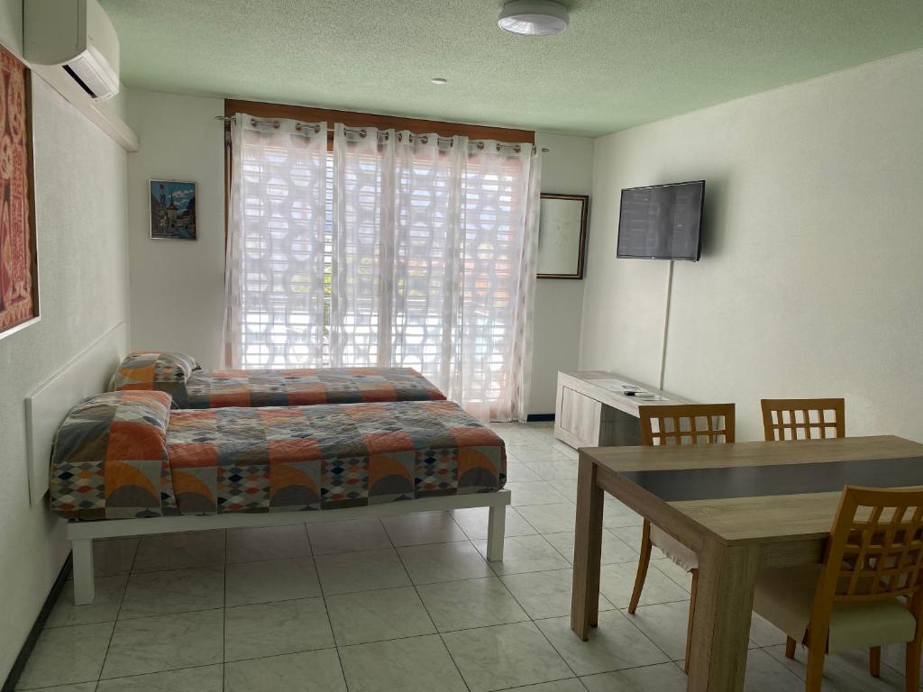 una camera con letto, tavolo e finestra di Emilio a Cadenazzo