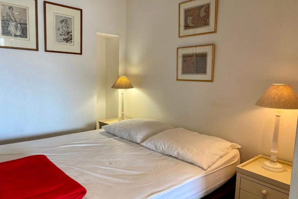 - une chambre avec un lit blanc et 2 lampes dans l'établissement Cannes Palm Beach Top Floor Terrace ! SAINT JAMES, à Cannes