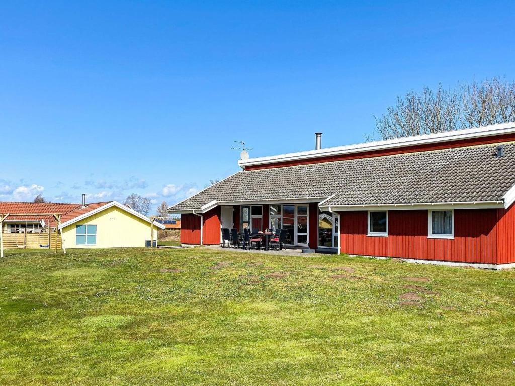 ノーポにある12 person holiday home in Nordborgの芝生の家
