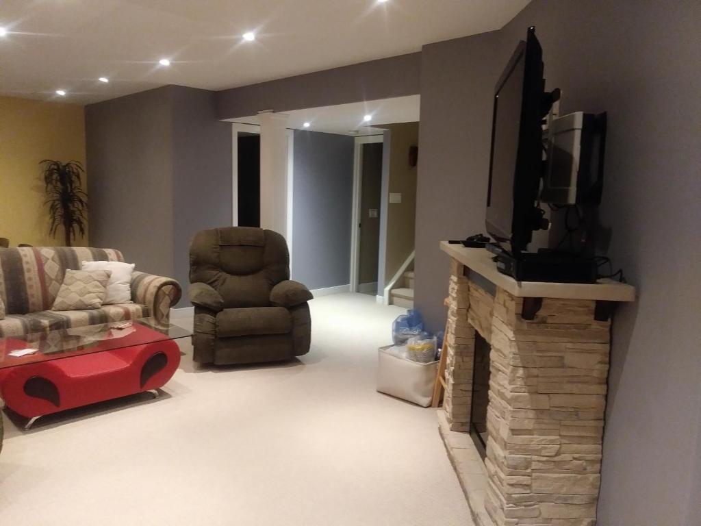 Een zitgedeelte bij 680 SQ FT Private Space With Ensuite Bathroom