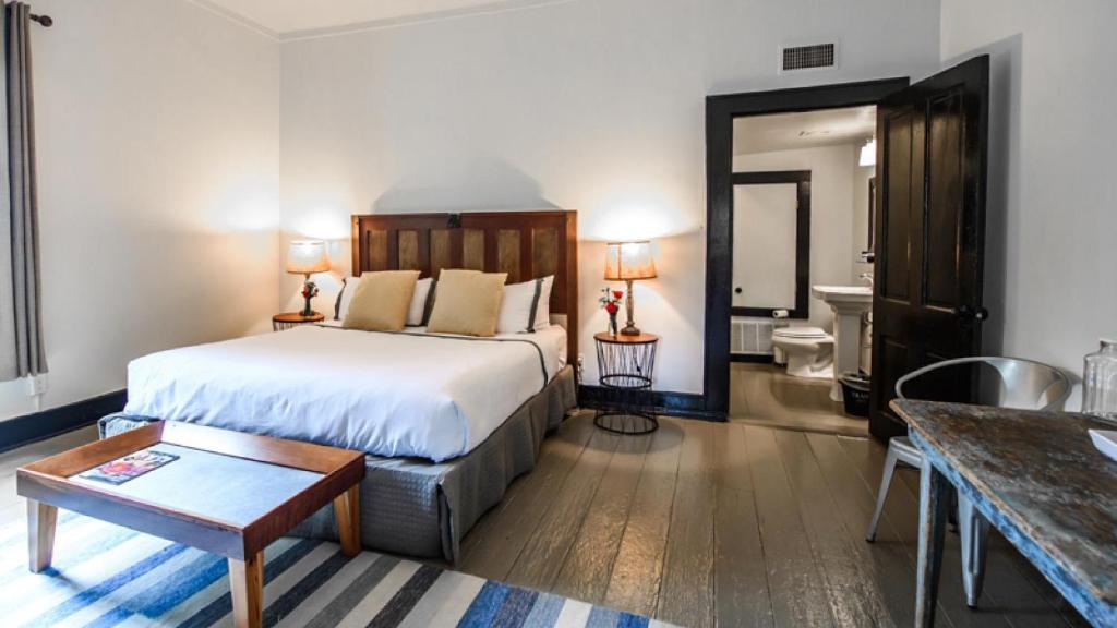 Postel nebo postele na pokoji v ubytování Hotel Giles