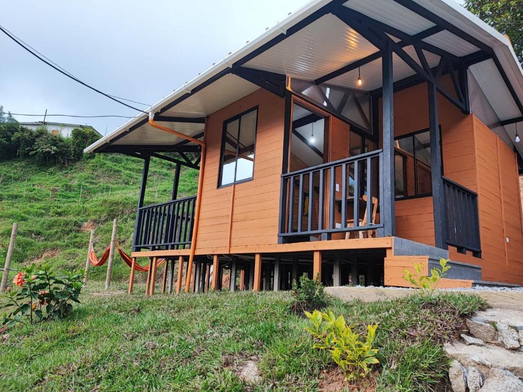 dom na szczycie wzgórza w obiekcie Cabaña Glamping Los Canarios San Rafael, Antioquia w mieście San Rafael