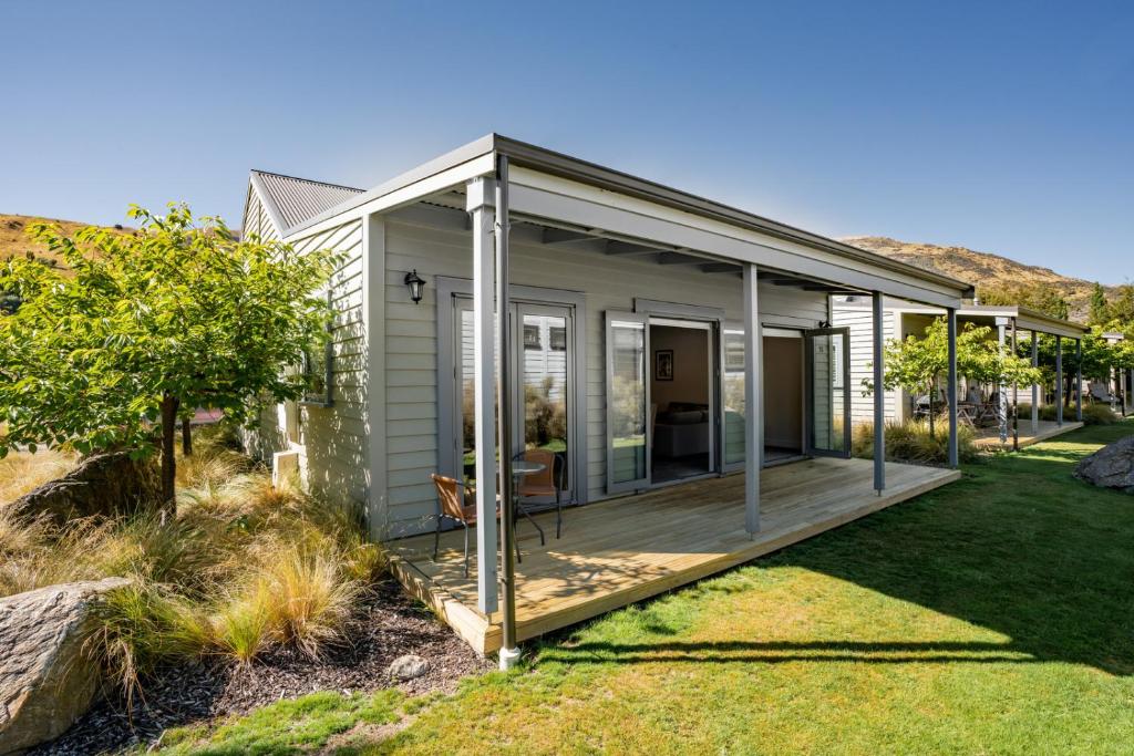 een modulair huis met een terras in een tuin bij Cardrona Cottage - Cardrona Holiday Home in Cardrona