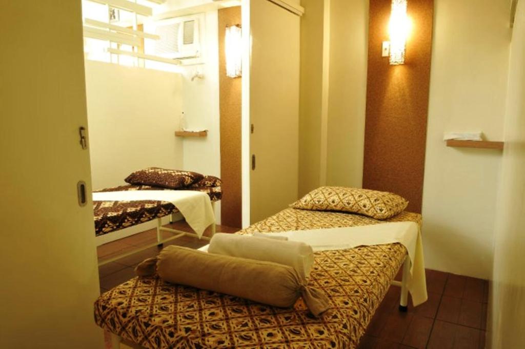 Postel nebo postele na pokoji v ubytování L'Fisher Hotel Bacolod