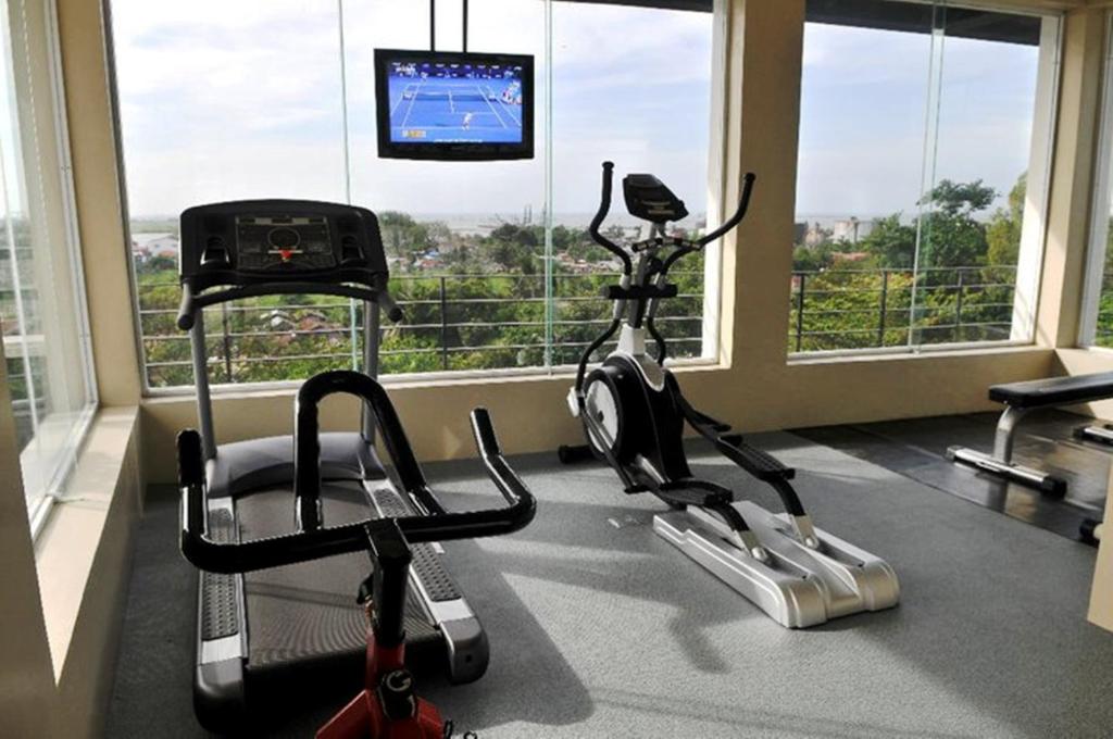 Fitness centrum a/nebo fitness zařízení v ubytování L'Fisher Hotel Bacolod