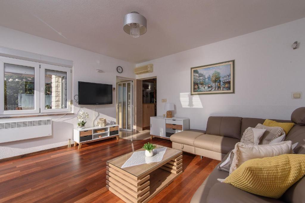 Televízia a/alebo spoločenská miestnosť v ubytovaní Apartment Helli