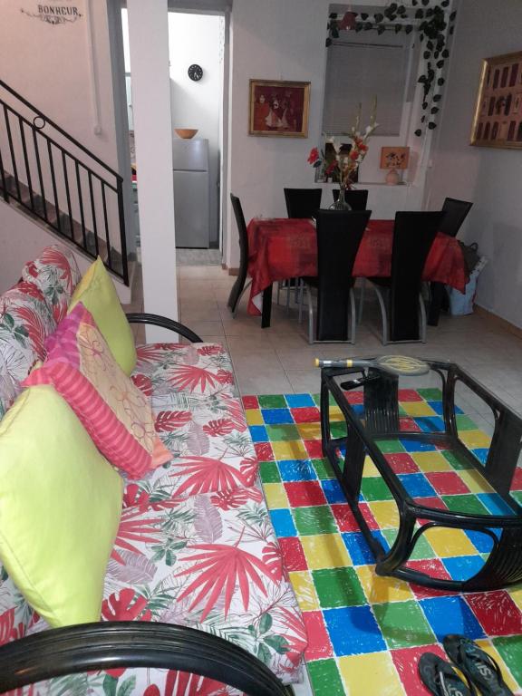 un soggiorno con divano e tavolo di Maison LUCIA a Saint-Pierre