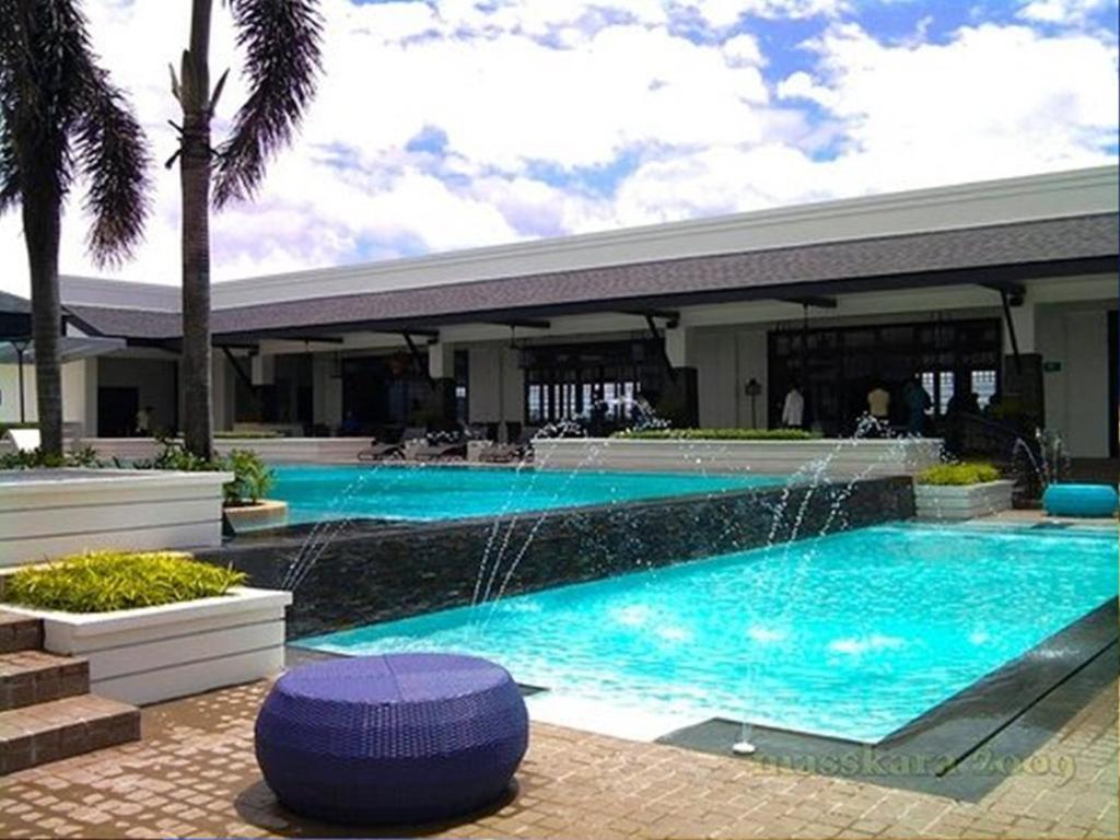Bazén v ubytování L'Fisher Hotel Bacolod nebo v jeho okolí