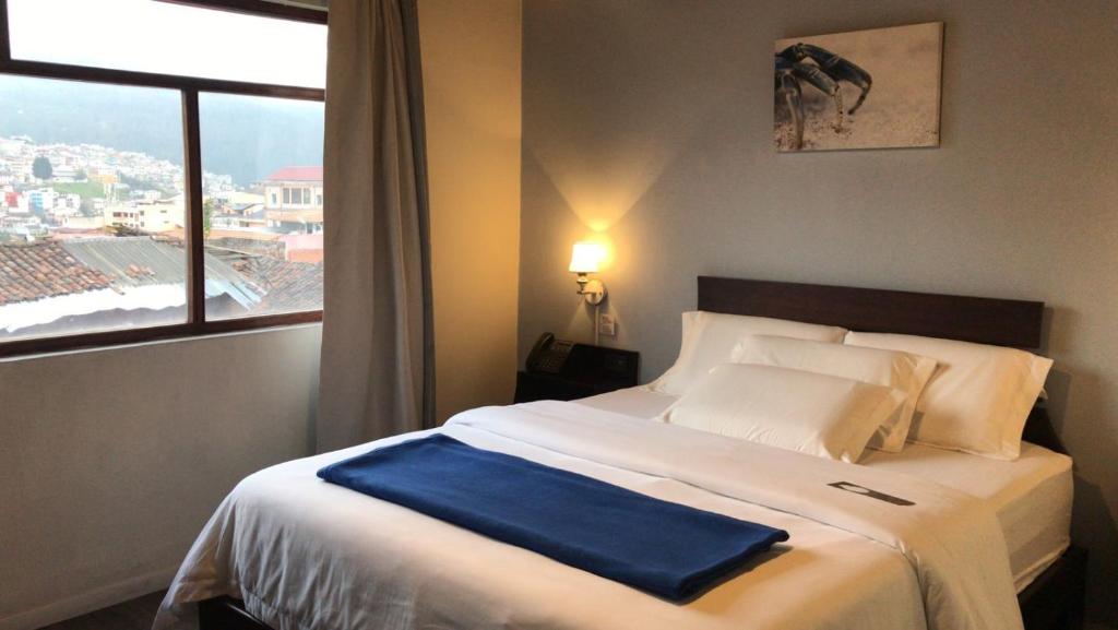 Un pat sau paturi într-o cameră la Hotel Colonial San Agustin