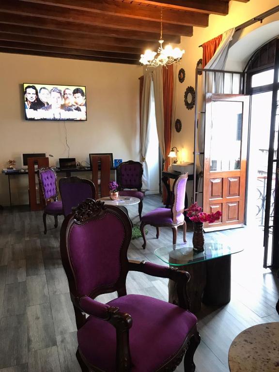 TV a/nebo společenská místnost v ubytování Hotel Colonial San Agustin