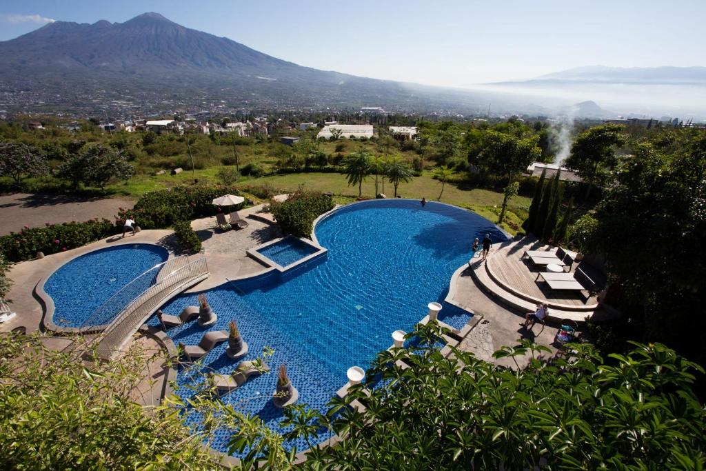 una vista aérea de una piscina en un complejo en Amartahills Hotel and Resort, en Batu