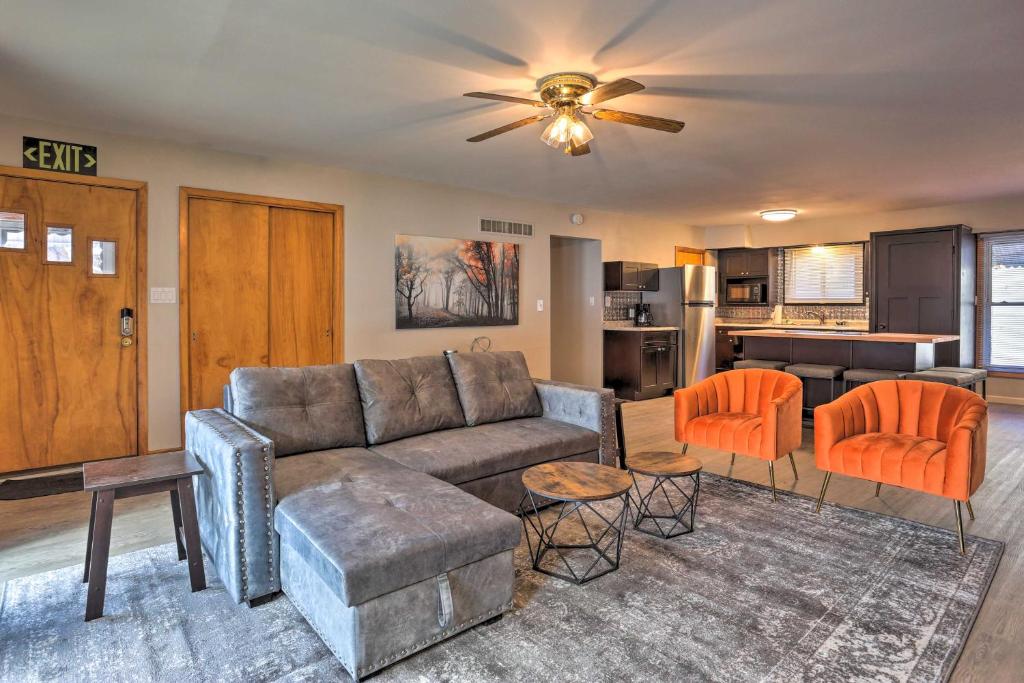uma sala de estar com um sofá e uma cozinha em Sleek Deadwood Getaway Less Than 1 Mi to Downtown! em Deadwood