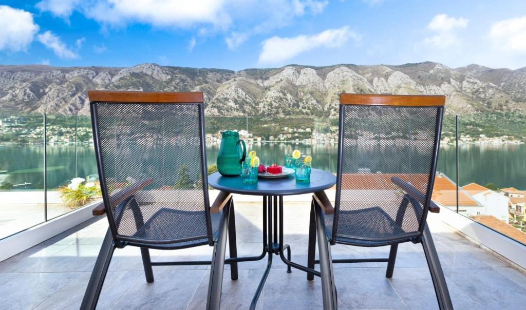 un tavolo e due sedie su un balcone con vista di De Lux Apartments Sirena a Kotor (Cattaro)