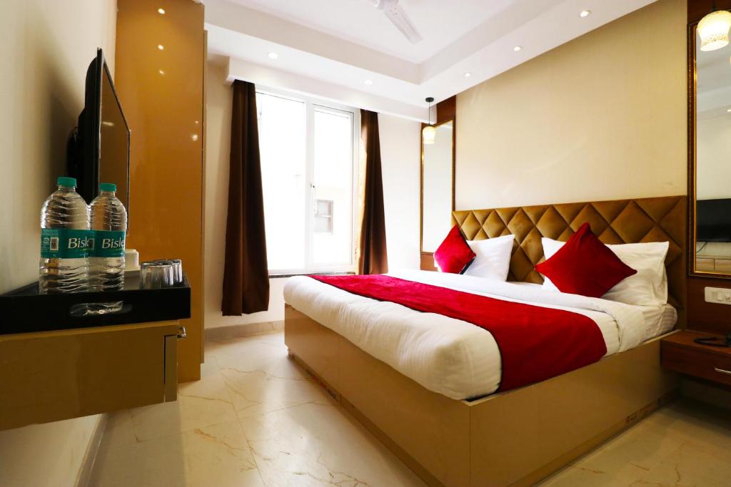 Postel nebo postele na pokoji v ubytování Hotel Leo Saffron - Pitampura