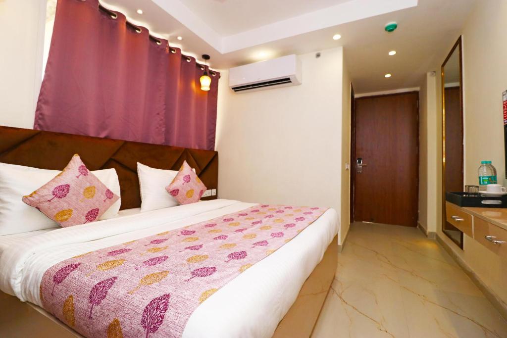 Postel nebo postele na pokoji v ubytování Hotel Leo Saffron - Pitampura