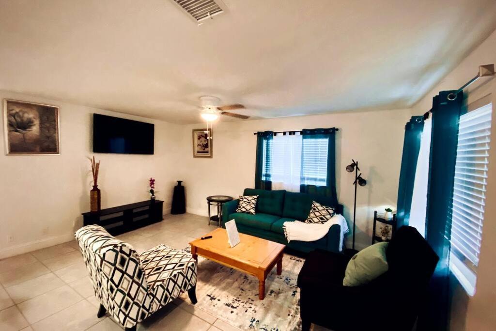 Lovely 2-bedroom 1-bath rental in Oakland Park FL - Housity