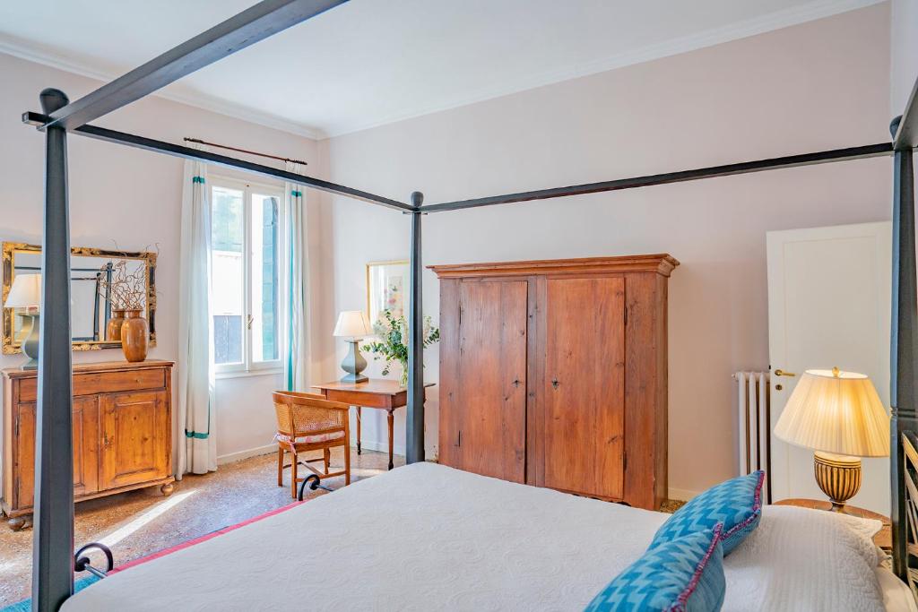 A bed or beds in a room at Ca' Grassi 2 Charming Balcony