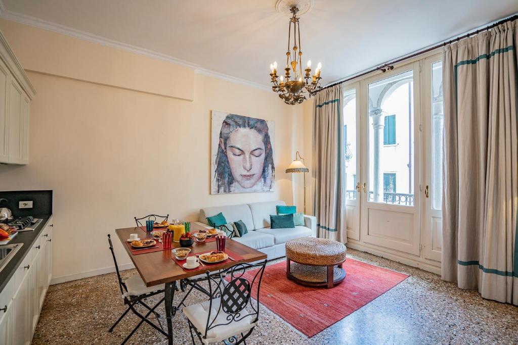 un soggiorno con tavolo e divano di Ca' Grassi 2 Charming Balcony a Venezia