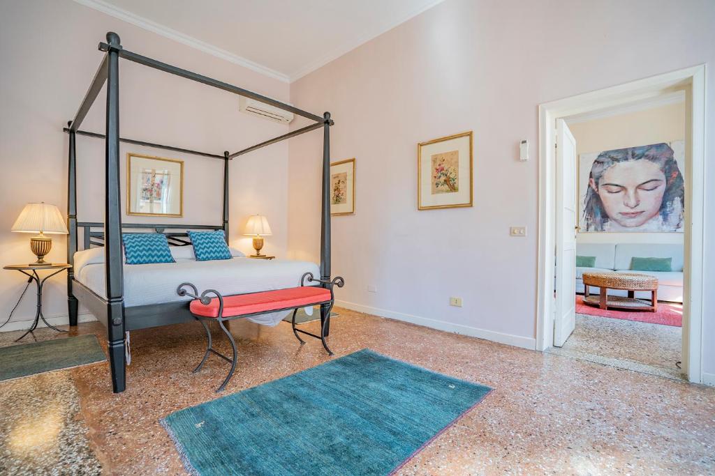 A bed or beds in a room at Ca' Grassi 2 Charming Balcony