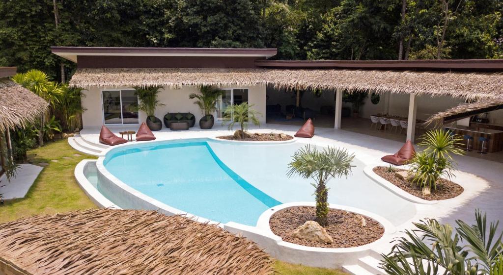 - une piscine en face du complexe dans l'établissement Villa Baan Naí Pã, à Baan Tai