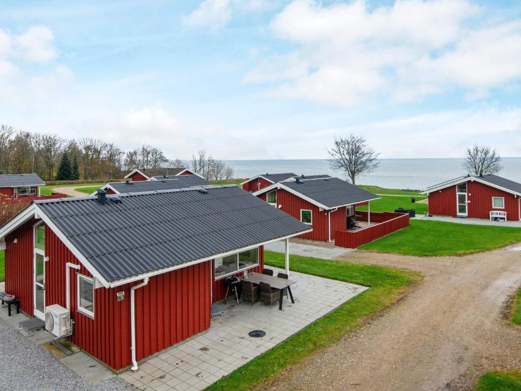 - une vue aérienne sur une grange rouge avec une table de pique-nique à l'avant dans l'établissement Holiday home Sydals LXVI, à Mommark