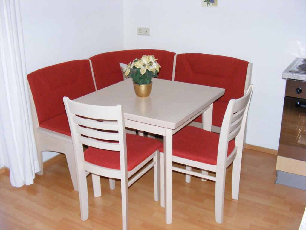 ヴェルフェンヴェンクにあるHaus Roseneggの白いテーブルと椅子