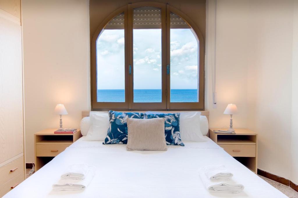 Tempat tidur dalam kamar di VILLA HORUS SAN GIOVANNI SINIS - Villa sul mare con grande giardino privato