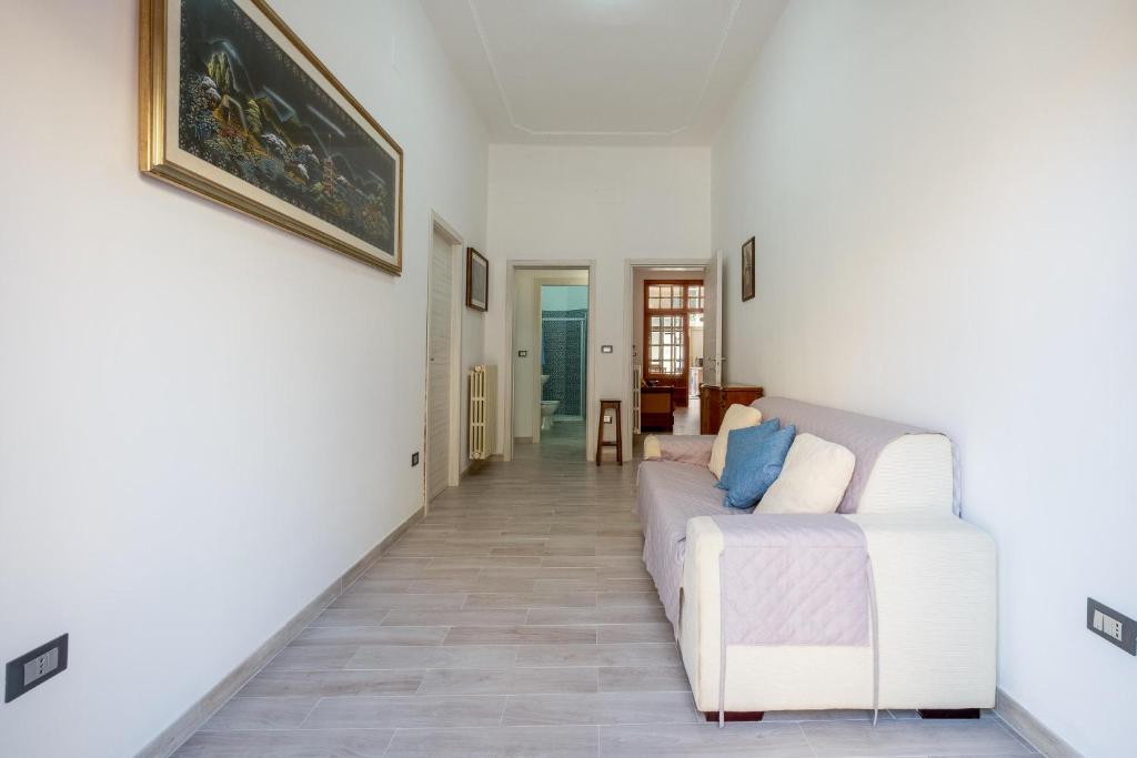 ein Wohnzimmer mit einem Sofa und einem Gemälde an der Wand in der Unterkunft Casa di Giotto in Nardò