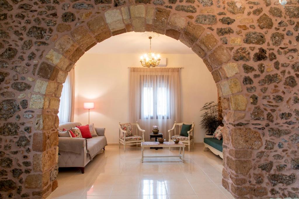 een boog in een woonkamer met een stenen muur bij Polidoros house in Palekastron
